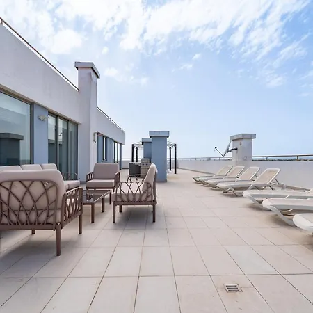Outstanding Penthouse With Amazing Sea Views 아파트 *